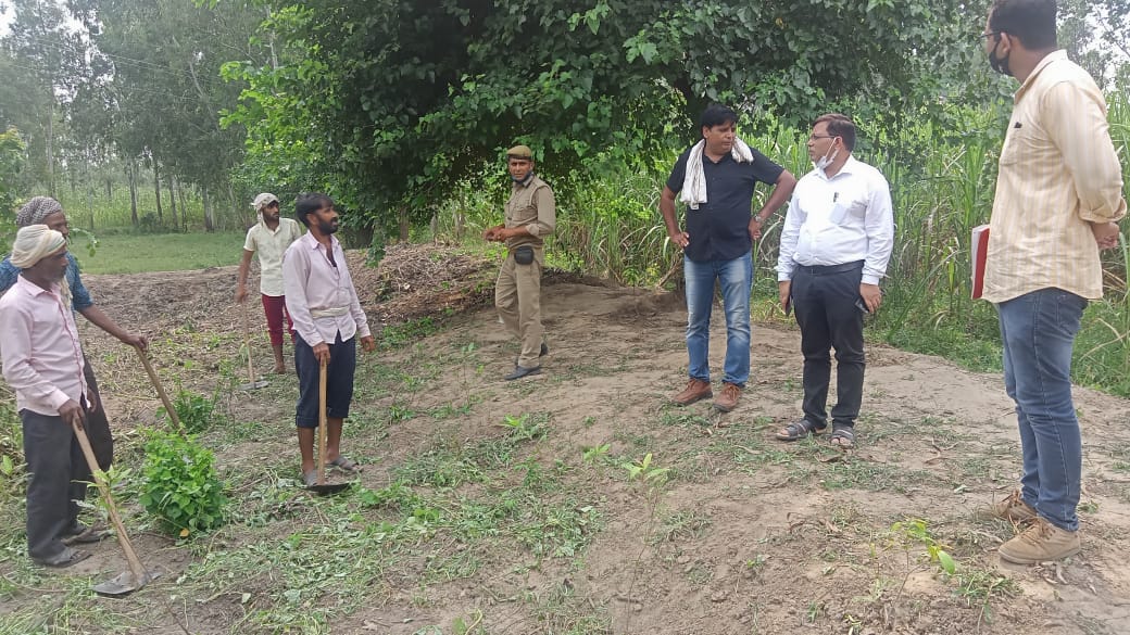 SadarSim's tweet photo. ग्राम  छपरा  में तालाब  से अतिक्रमण हटाते हुए https://t.co/ZvATTXU3K2