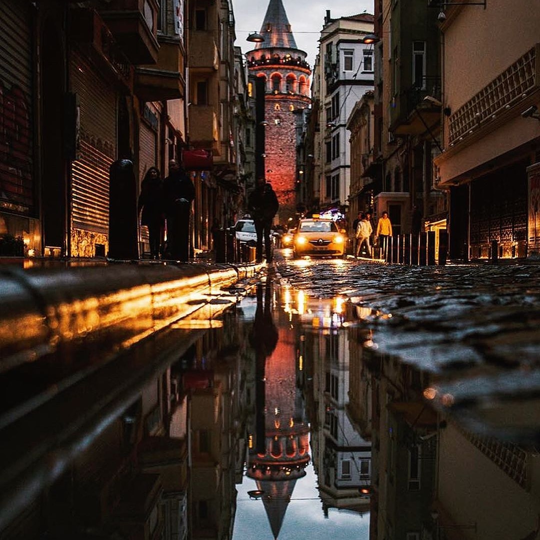 Aynı yerde yürürsün ama ne sen eski sensin, ne de kalmış eski hevesin.