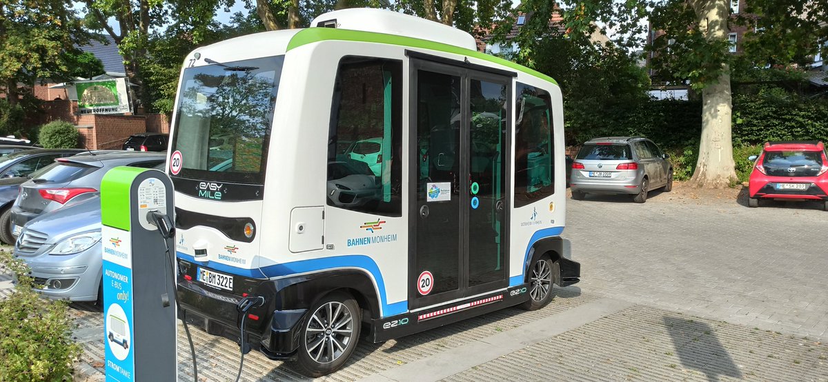 TMDTWuppertal's tweet photo. Kleinstadthelden oder Fluch für Kommunen? Gemeint sind automatisierte #Shuttlebusse. Darüber sprechen wir #CamoNRW heute online von 14-15.30 Uhr. Alle Infos ➡🚍https://t.co/yh4HsSUif0 #verkehrnrw #kommunen #futuremobility #mobilität #wuppertal #bergischeuniversitätwuppertal https://t.co/cotpAgtafl