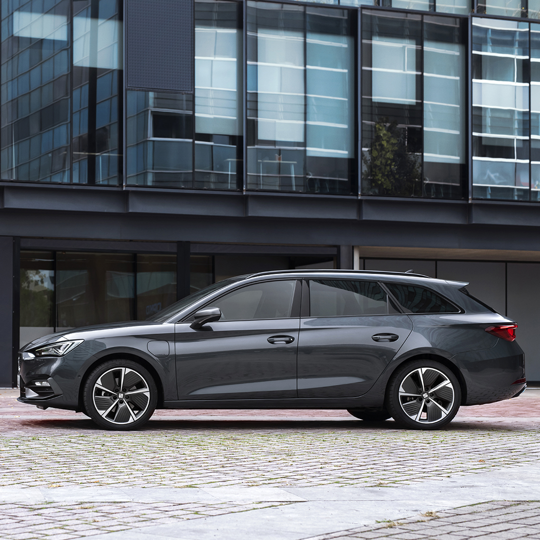 CastellanaMSeat's tweet photo. Ese momento en el que nadie de la familia se ofrece voluntario para ir contigo a cargar el coche. Y tú no insistes. 🔝 Nuevo #SEATLeón SportsTourer e-Hybrid.

#SEAT #LeóneHybrid  #Madrid #CastellanaMotor #ValderribasMotor https://t.co/FBPUZBklzi