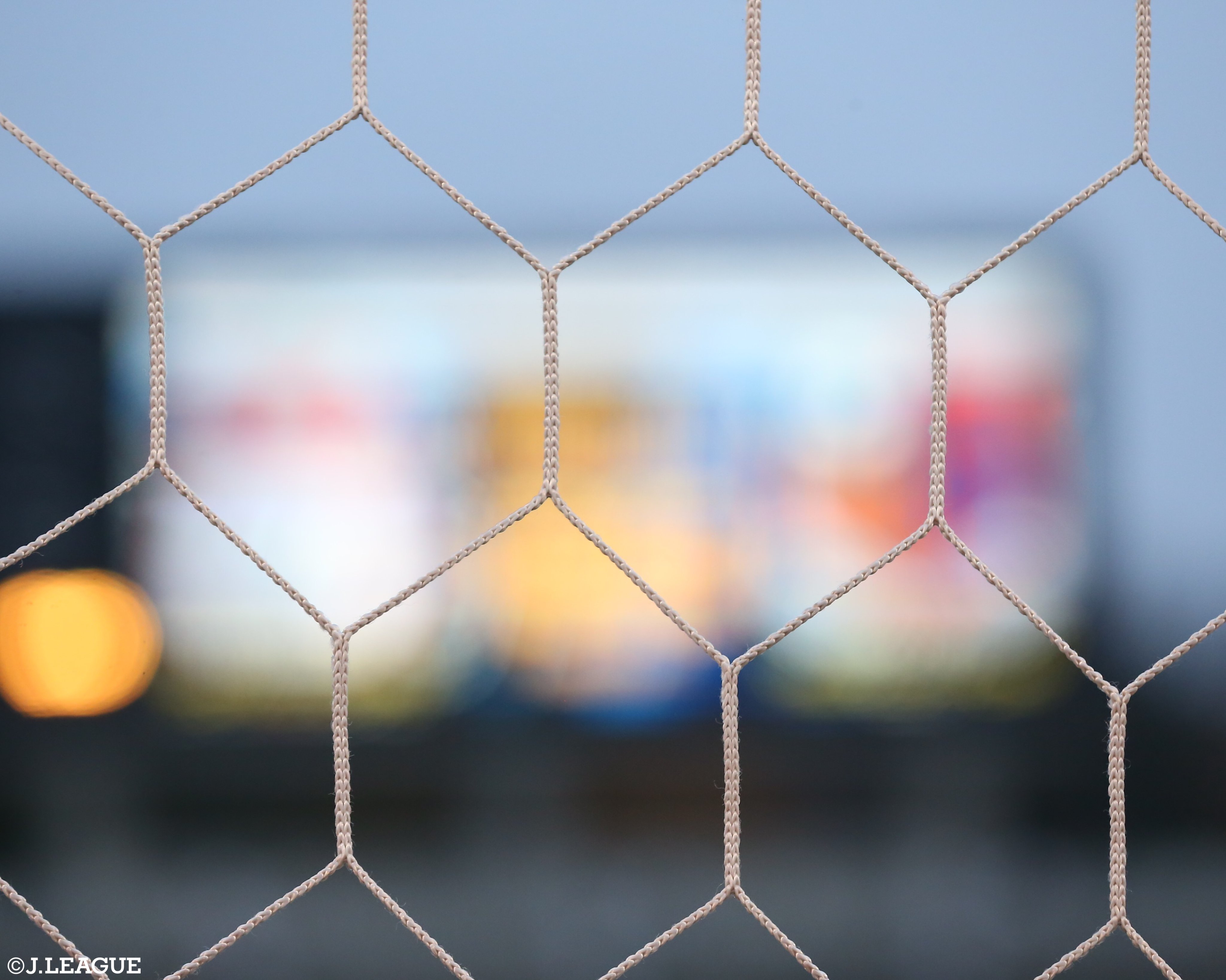 ｊリーグ 日本プロサッカーリーグ クイズだｊ この写真は それぞれ どこのスタジアムでしょう 今回は難易度 Max ゴールネットで どこのスタジアムか見破れ わかった人は リプか引用rtでコメントしてください ｊリーグ