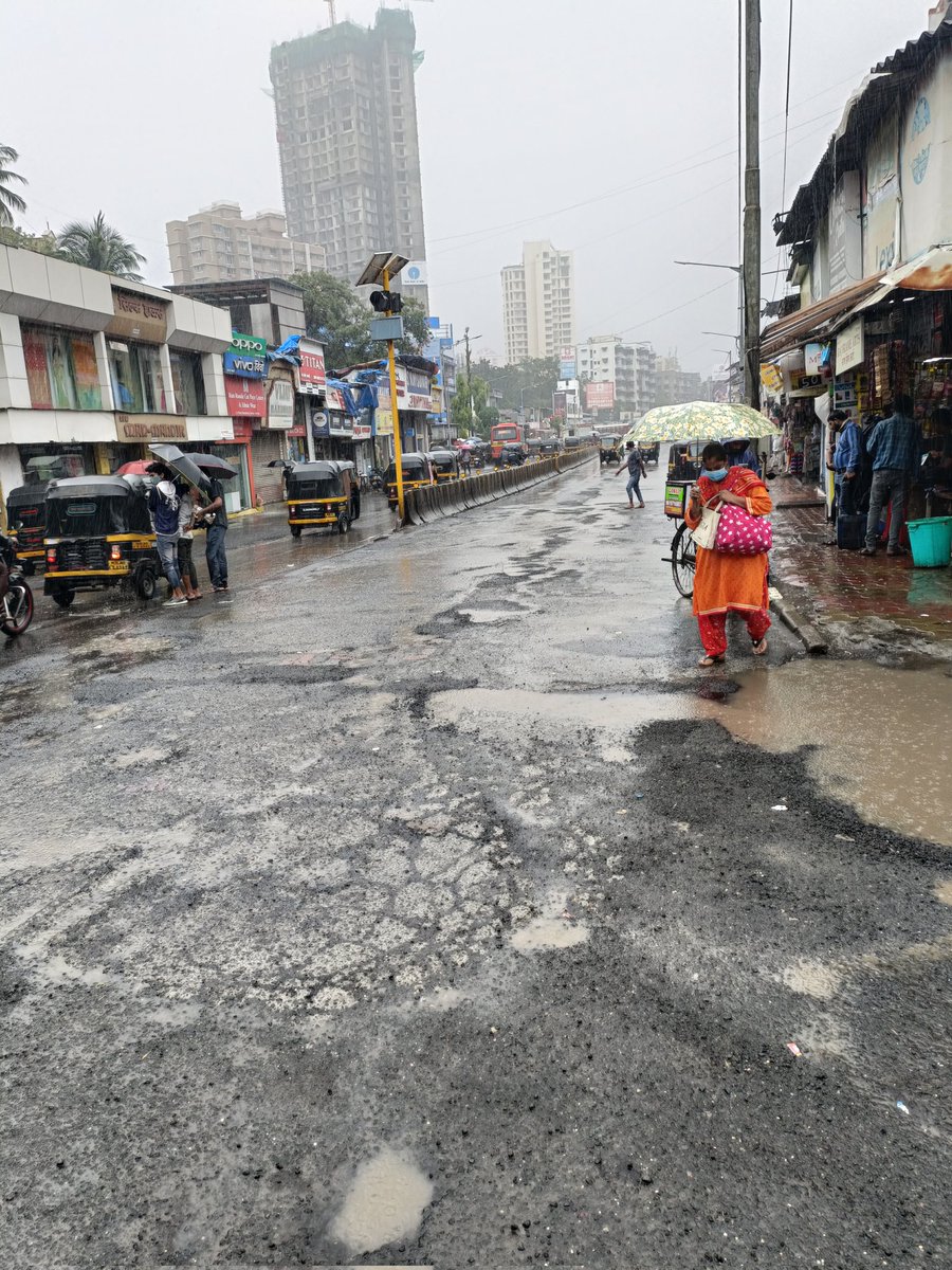 mashrujeet's tweet photo. This is a road. 
SV road, Both sides. 
Near Malad Railway station, near Natraj Market. Malad West. 

@mybmc 

#MNCDFflyingSquad 
@MNCDFbombay
@RoadsOfMumbai 
@mumbaimatterz 
@CMOMaharashtra https://t.co/uQe9yJY8pP