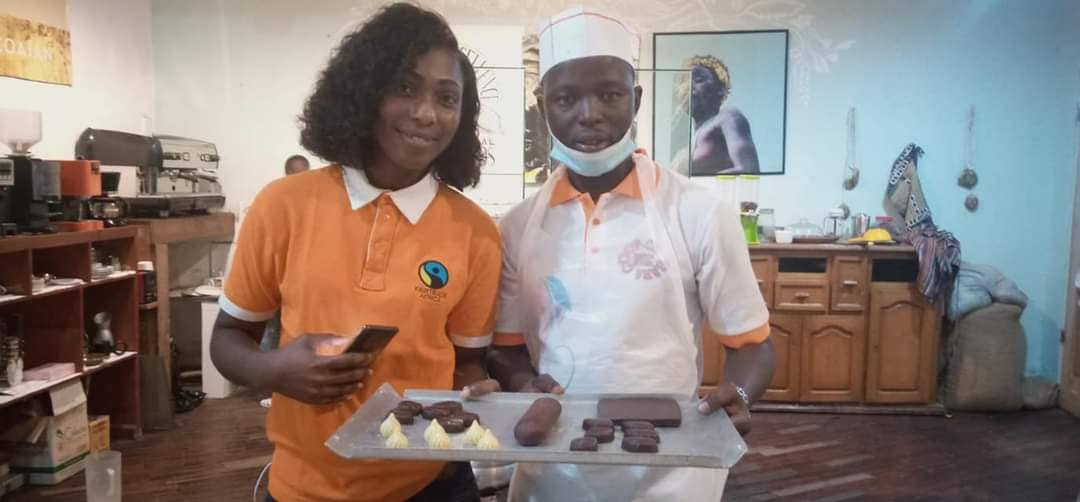 ricequitable's tweet photo. #CoopAction 
Les femmes sont au centre des actions de la coopérative BARA COOP-CA. Elles ont reçus une formation et des équipements nécessaires à la transformation du cacao en poudre, beurre, tablette de chocolat et savon à base de cacao.
#CommerceEquitableCI
#RICE https://t.co/luIx74KcxF