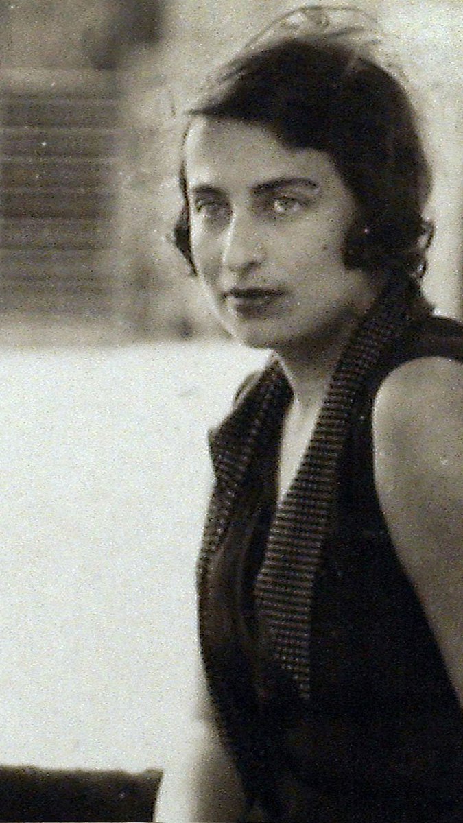 Histomujer's tweet photo. #FelizMiercolesATodos Silvina Ocampo(1903/14-1993) #escritora, cuentista y #poeta argentina. Su primer libro fue "Viaje olvidado"y el último "Las repeticiones". Su obra ha sido reconocida y pasó a ser considerada una autora fundamental de la #literaturaargentina del siglo xx. https://t.co/rWVUcw828I
