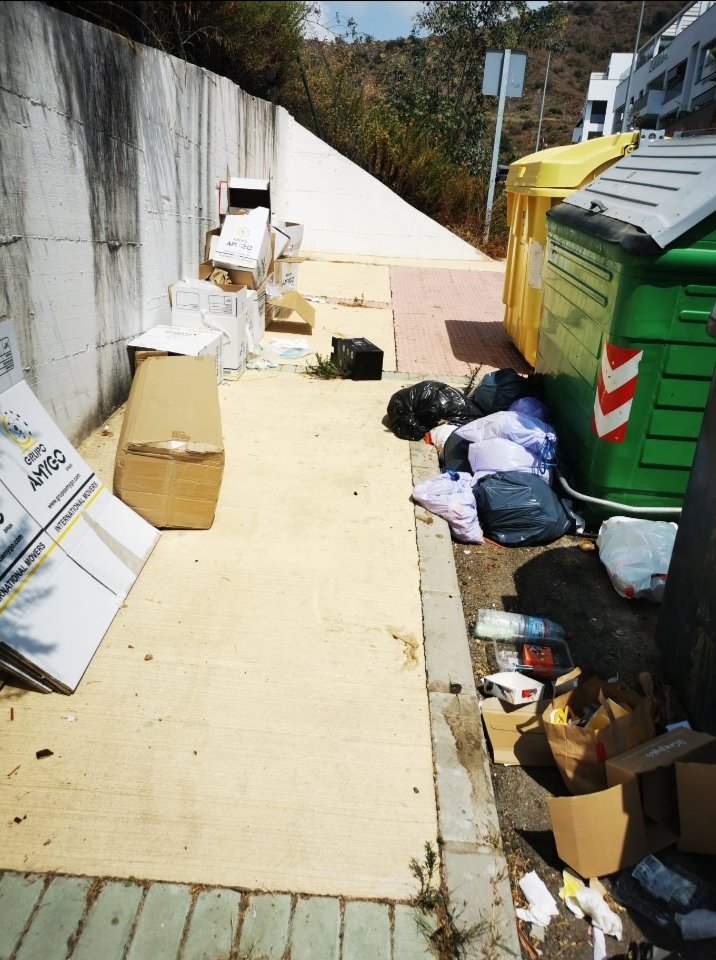 Alber_07's tweet photo. Todos los días contendores llenos y basura en el suelo. Para cuando un segundo contenedor ? Y la recodida y limpieza de los alrededores @aytorincon @Francissalado #lacaladelmoral https://t.co/wZztV05qA0