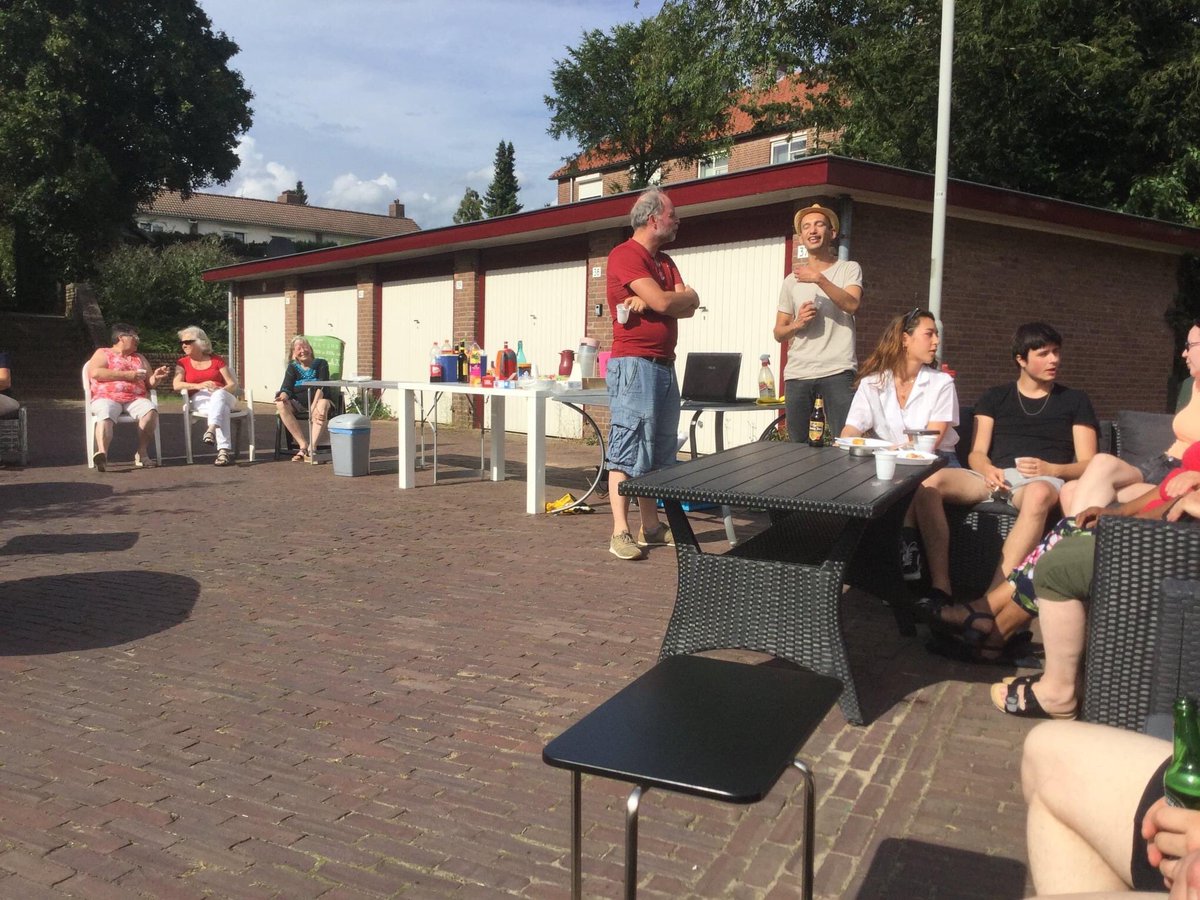 HPMaarseveen's tweet image. De zondag voor dit artikel hadden we in ons normaal stille straatje sinds 10 jr #buurtBBQ In goede &amp;amp; mindere tijden ben ik, en zeker de ouderen in de straat, liever onder goede buren dan dat m’n boodschappen er binnen 10m zijn. Wat is #waardevol? #buurt  amp.nos.nl/artikel/239410…