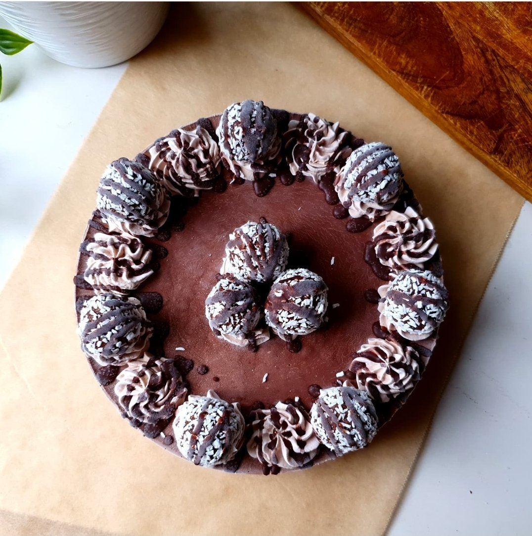 PurelySweetbyP's tweet photo. Our #Chocolate 'NoCheese'Cake is a #chocoholics dream 🤎

Completely #raw, #vegan, free from gluten &amp; refined sugar and totally delicious! 

#cheesecake #chocolatecake #chocolatelover #glutenfree #dairyfree #sugarfree #veganfood #plantbased #dessert #food #nottinghamfood https://t.co/Rw4X2Pa6yX