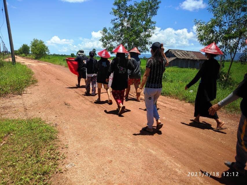 KayZinOo19's tweet photo. Fearless protesters from Kanyonekyun village , Launhlon Tsp marched and protested this afternoon in support of @NUGMyanmar and rejection of Military.
SIGN THE PETITION FOR NUG     #WhatsHappeningInMyanmar  #Aug18Coup https://t.co/JOb4KBtwfw