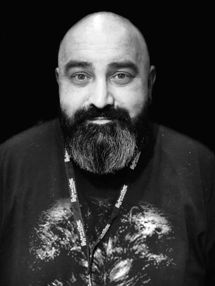dasilvakiko's tweet photo. El mundo del cómic está hoy tremendamente triste. Se ha ido una bellísima persona, un gran amante de los tebeos y uno de los tipos a los que siempre te querías encontrar porque te alegraba el día.
Óscar Muñiz de la libería Nexus Santander, nos ha dejado a los 48 años. https://t.co/ZsjvUIWDcJ