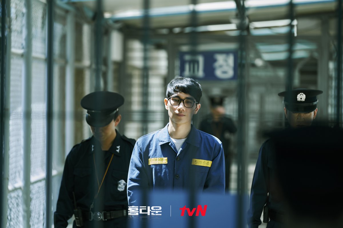 <홈타운> 도시를 초토화시킨 가스 테러범 조경호로 변신한 엄태구! 냉소적인 표정과 여유 넘치는 자신감까지, 미스터리한 포커페이스의 소유자🔥...