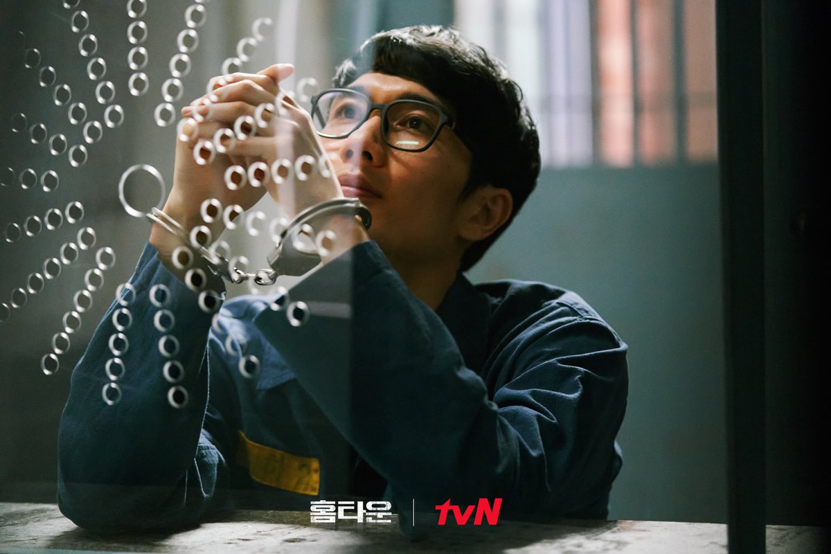 <홈타운> 도시를 초토화시킨 가스 테러범 조경호로 변신한 엄태구! 냉소적인 표정과 여유 넘치는 자신감까지, 미스터리한 포커페이스의 소유자🔥...