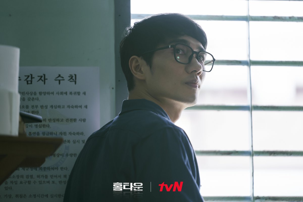 <홈타운> 도시를 초토화시킨 가스 테러범 조경호로 변신한 엄태구! 냉소적인 표정과 여유 넘치는 자신감까지, 미스터리한 포커페이스의 소유자🔥...