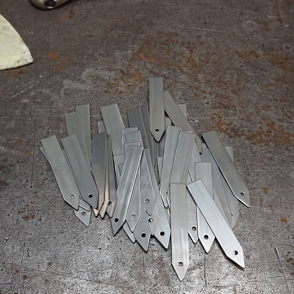 MDHappa's tweet photo. ワンオフでステンレスタグを作りました。
ヒモとか針金とか通すのかな？
毎度ご利用ありがとうございます😊

#MDH #ネームタグ #ステンレスネームタグ #タグ #ステンレス #stainless #tag #nametag #DIY https://t.co/EPZqXOUgPO