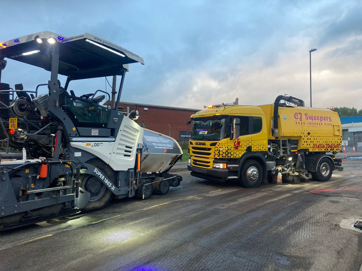 Alan on site in Coventry, ready for a night shift with a team from Premier Road Surfacing. 

🌐 cjsweepers.co.uk
📧 cjsweepers@yahoo.co.uk
☎️ 01858 288009

#constructionuk #constructionworker #roadsweeper #roadmaintenance