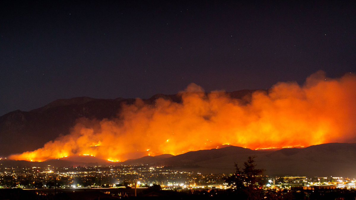 hseas's tweet photo. Researchers from #hseas and @HarvardChanSPH found strong evidence of an association between exposure to fine particulate air pollution from 2020 U.S. wildfires and increased risks of COVID-19 cases and deaths in three western states https://t.co/XSrXQcPPNX https://t.co/gc5X4xzwUm