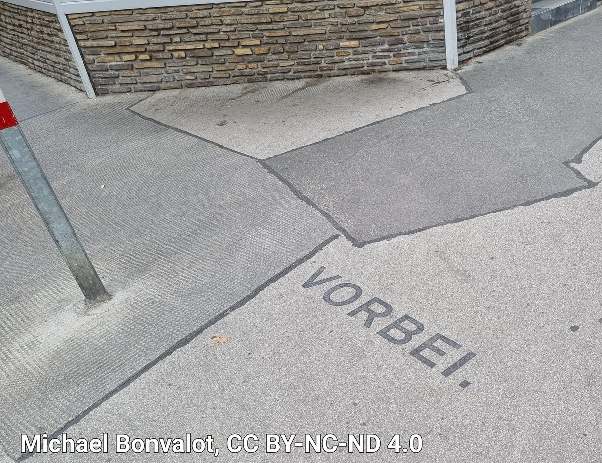 Es gibt eine wunderbare Initiative in Wien-Leopoldstadt: Berichte von Opfern des Holocaust wurden auf den Boden geklebt und so dem Vergessen entrissen. Die Inschrift bei der Taborstraße aber ist durch Bauarbeiten inzwischen zerstört - <a href="/Stadt_Wien/">Stadt Wien</a> bitte rasch wieder reparieren!