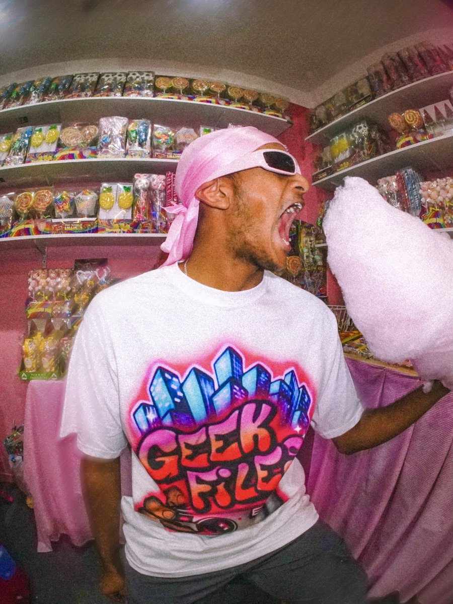 saffiiu's tweet photo. GEEKFILES SKYLINE TEE DROPS FRIDAY 6PM BST - DESIGN + SHOT BY ME https://t.co/czekfuSRkp