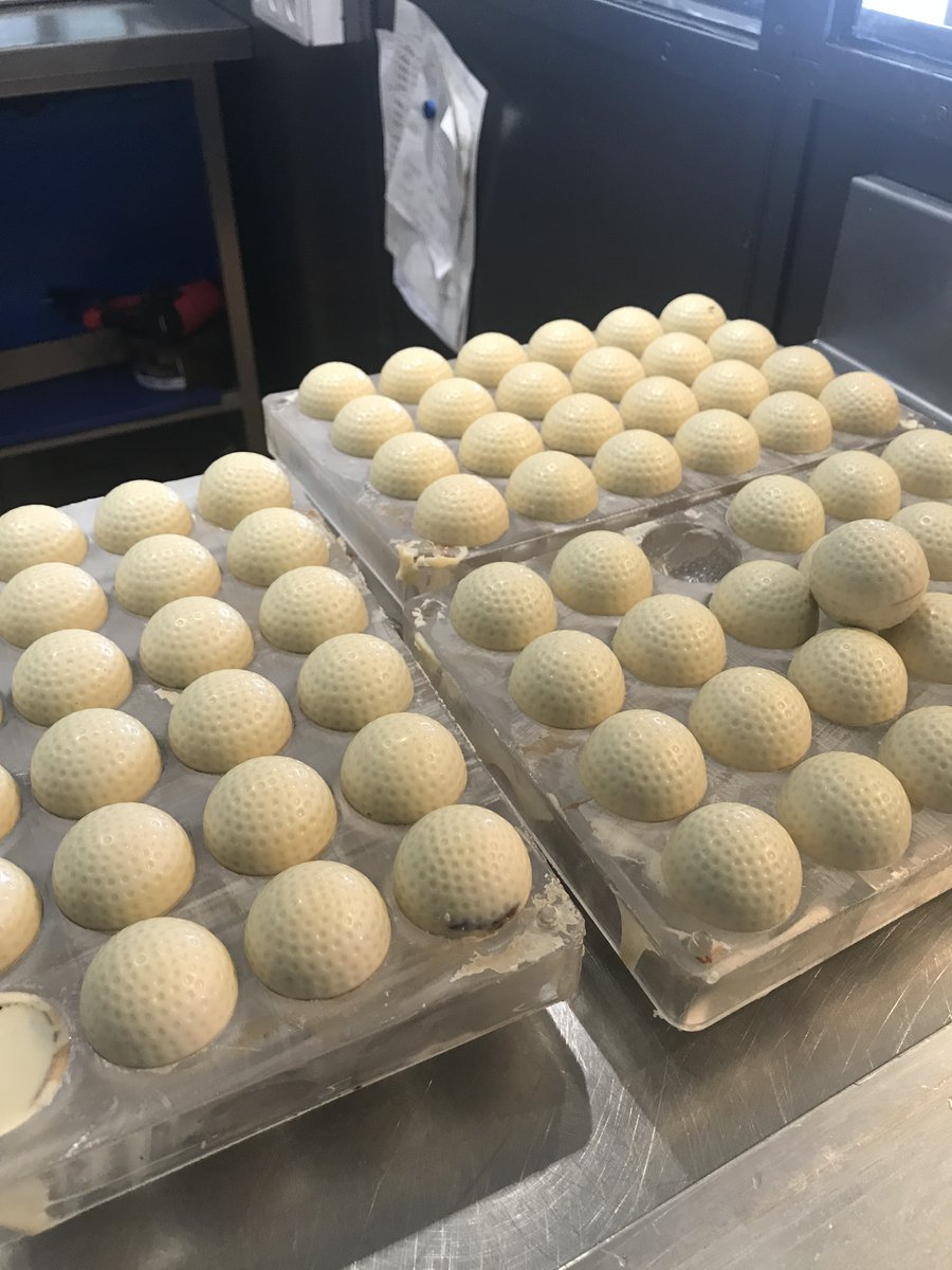 Maisonflorian's tweet photo. Les rochers et balles de golf au chocolat blanc par notre chocolatier de Nice ✨🍫 #Provence #Nice #chocolat #CotedAzurFrance #100ansFlorian https://t.co/Zr0UgXIkPX