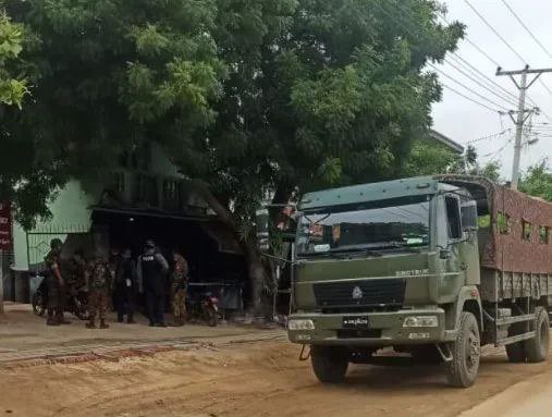 The house of UWinMyintAung, NLD MP of SaiPyin, Sagaing Region, was raided by #MyanmarMilitaryTerrorists at around 12 PM today. His wife, son and brother were abducted as hostages as Terrorists can't find him.

#Aug18Coup 
#WhatsHappeningInMyanmar