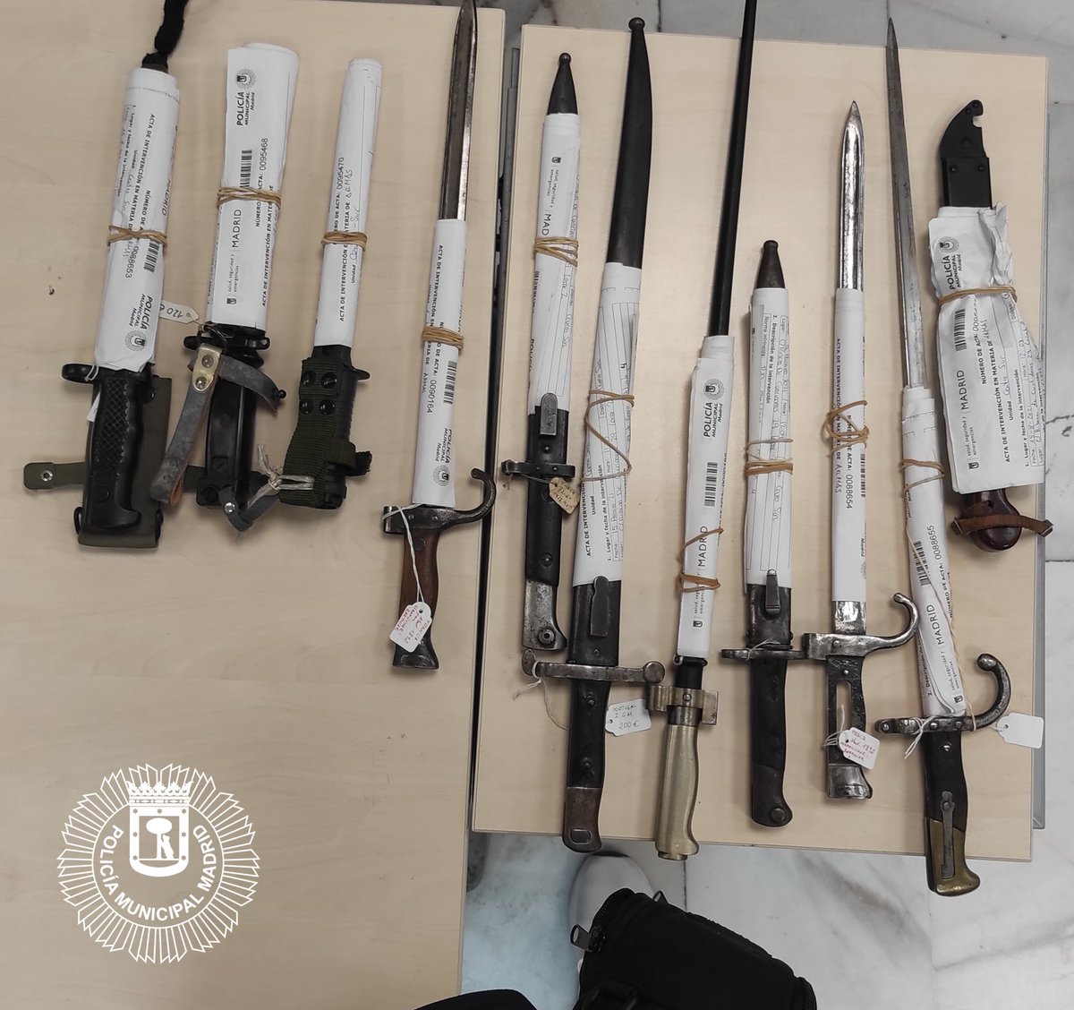 policiademadrid's tweet photo. Agentes de #UIDCentroSur intervienen en un local 11 bayonetas de uso militar. Se encontraban expuestas para su venta en las vitrinas y el encargado no disponía de la autorización pertinente.
#ArmasProhibidas
#Prevencion
#SeguridadCiudadana https://t.co/DyTSEnhKXW