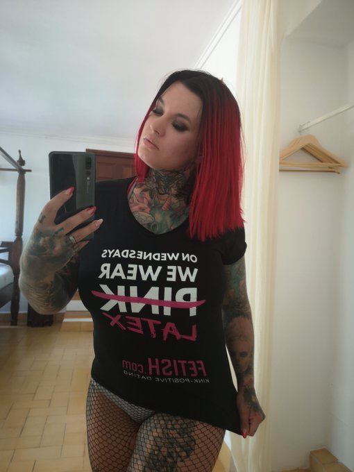 My  favorite shirt >.< 

I'm super exited to  order new latex  today from @cathouseclothes and @BerlinDemask