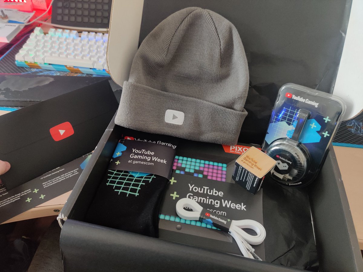 TechTeamGB's tweet photo. It's #YouTubeGamingWeek, and @YouTube/@YouTubeGaming sent me a kit of cool bits like this pixel art frame, and even a set of NFC stickers that look like regular stickers but are writable NFC tags! And of course socks, because socks. https://t.co/Clj46XqUdg
