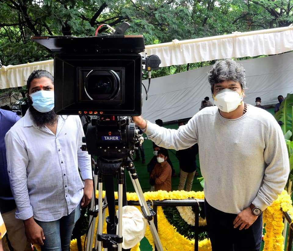 tollywoodtv's tweet photo. #SatyaDev25 formally launched today with muhurtham shot.
🎥 switch on by Harish Shankar
🎬by #DilRaju garu
📋by #KoratalaSiva & Dil Raju
#Satyadev #KrishnaKommalapati #VVGopalaKrishna #TollywoodUpdates #tollywoodtv https://t.co/weqY6njjjm