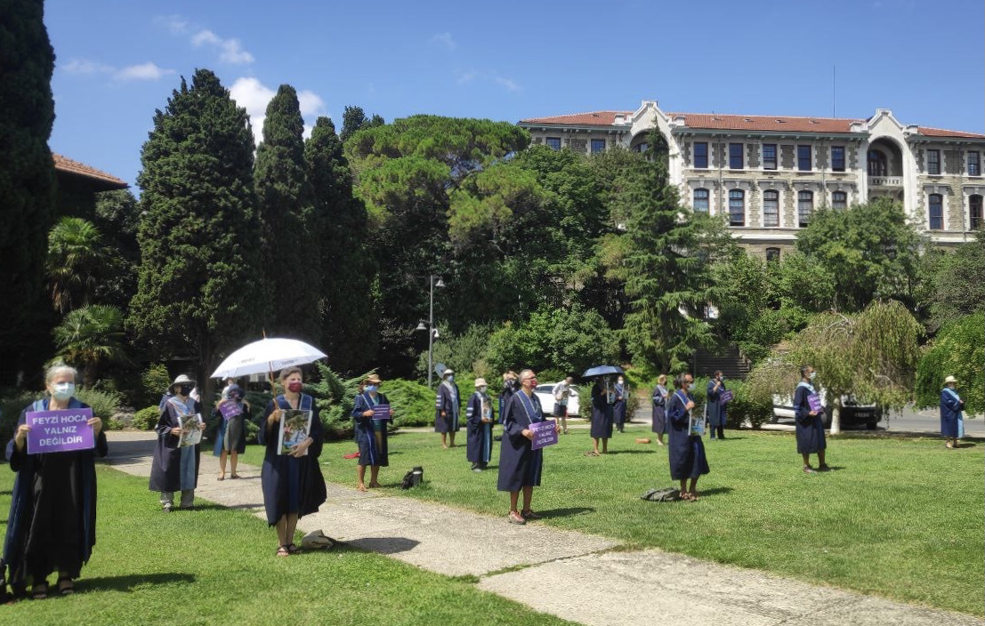 yunusunbabasi's tweet photo. 18 Ağustos 2021 Boğaziçi Üniversitesi Akademisyenleri Nöbeti no.151. (Direnişin 33. haftası/227. günü)•August 18th 2021: Bogazici University Faculty Vigil #151/33rd week/227th day of resistance @UniBogazici #KabulEtmiyoruzVazgeçmiyoruz @unibogazici_en #WeDoNotAcceptWeDoNotGiveUp https://t.co/0ztmXaoXAT
