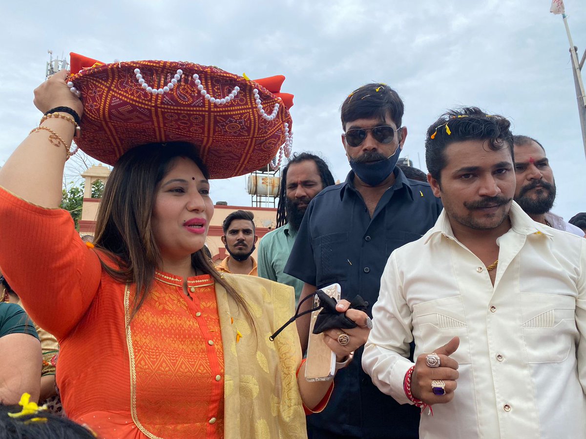 divyeshpsolanki's tweet photo. ગુજરાત સરકારના પૂર્�� સંસદીય સચિવ અને રાજુલા-જાફરાબાદના પૂર્વ ધારાસભ્ય એવા ગુજરાત રાજ્ય કોળી સેવા સમાજના પ્રમુખ શ્રી @hirabhaisolanki અને ગુજરાત રાજ્ય કોળી સેના તેમજ કોળી સેવા સમાજના યુવા પ્રમુખ શ્રી @divyeshpsolanki તેમજ ગુજરાત રાજ્ય કોળી સેવા સમાજ અને કોળી સેનાના મહિલા અગ્રણી https://t.co/NiG9oyWHSQ