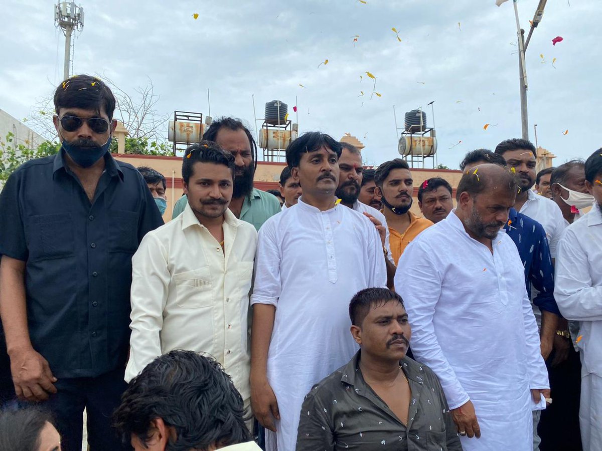 divyeshpsolanki's tweet photo. ગુજરાત સરકારના પૂર્�� સંસદીય સચિવ અને રાજુલા-જાફરાબાદના પૂર્વ ધારાસભ્ય એવા ગુજરાત રાજ્ય કોળી સેવા સમાજના પ્રમુખ શ્રી @hirabhaisolanki અને ગુજરાત રાજ્ય કોળી સેના તેમજ કોળી સેવા સમાજના યુવા પ્રમુખ શ્રી @divyeshpsolanki તેમજ ગુજરાત રાજ્ય કોળી સેવા સમાજ અને કોળી સેનાના મહિલા અગ્રણી https://t.co/NiG9oyWHSQ