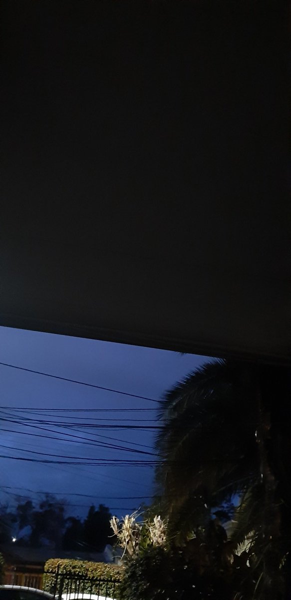 Así esperamos la lluvia señores @EnelClientesCL <a href="/MuniLaReina/">La Reina</a> <a href="/JMPalaciosParra/">José Manuel Palacios</a> lleno de cables colgando sobre mi casa y con un árbol añejo y gigante con ramas sobre ellos <a href="/meganoticiascl/">Meganoticias</a> #Meganoticias #mega