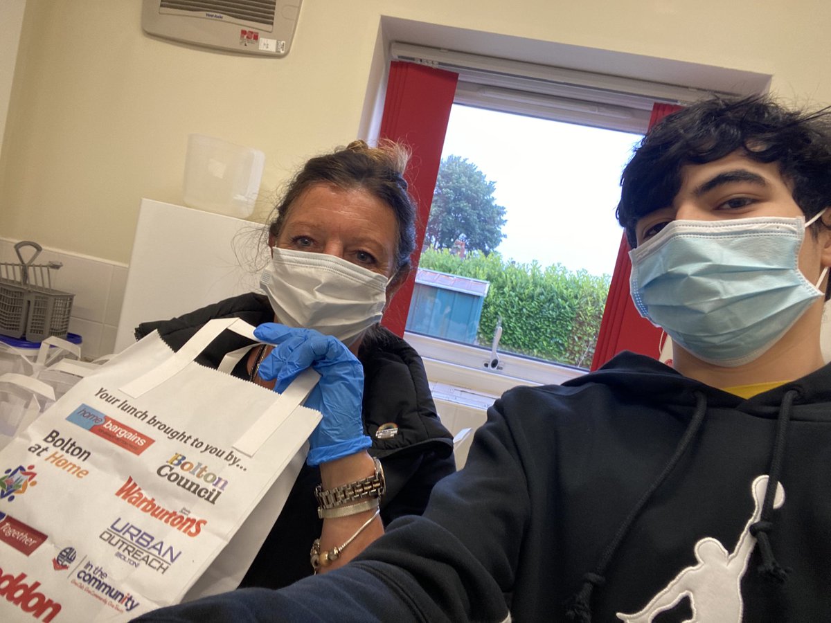 AsdaBolton's tweet photo. @asdabolton #aadam Patel @UrbanOutreachUK #BL21 packed lunch project #volunteering @oldhams children centre today giving out packed lunches to the children ! https://t.co/XPL4p86L36