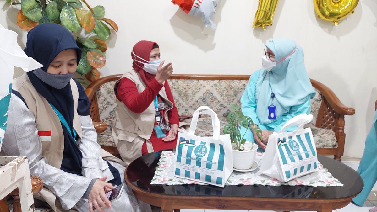 SriViraChandra's tweet photo. Penyerahan Paket Cinta untuk Nakes dari @AdaraRelief
#HUTRI
#HUT76
#DIRGAHAYUREPUBLIKINDONESIA https://t.co/82kq26IW6v