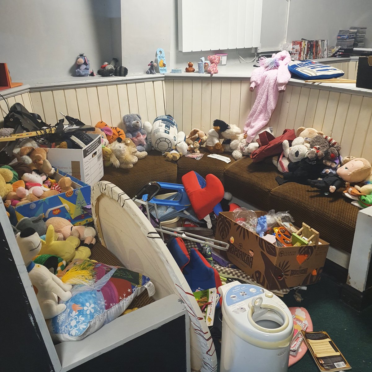 RemediRj's tweet photo. this needs clearing so they can use it again for local events in the community , at lot of work needs doing but think we made a great start . @ManCityCouncil @greatermcr @gmpolice @Minersartnmusic @_YJB @AssnYOTmanagers @AssocPCCs @RJCouncil @RJAPPG https://t.co/SWp0pv4PZH