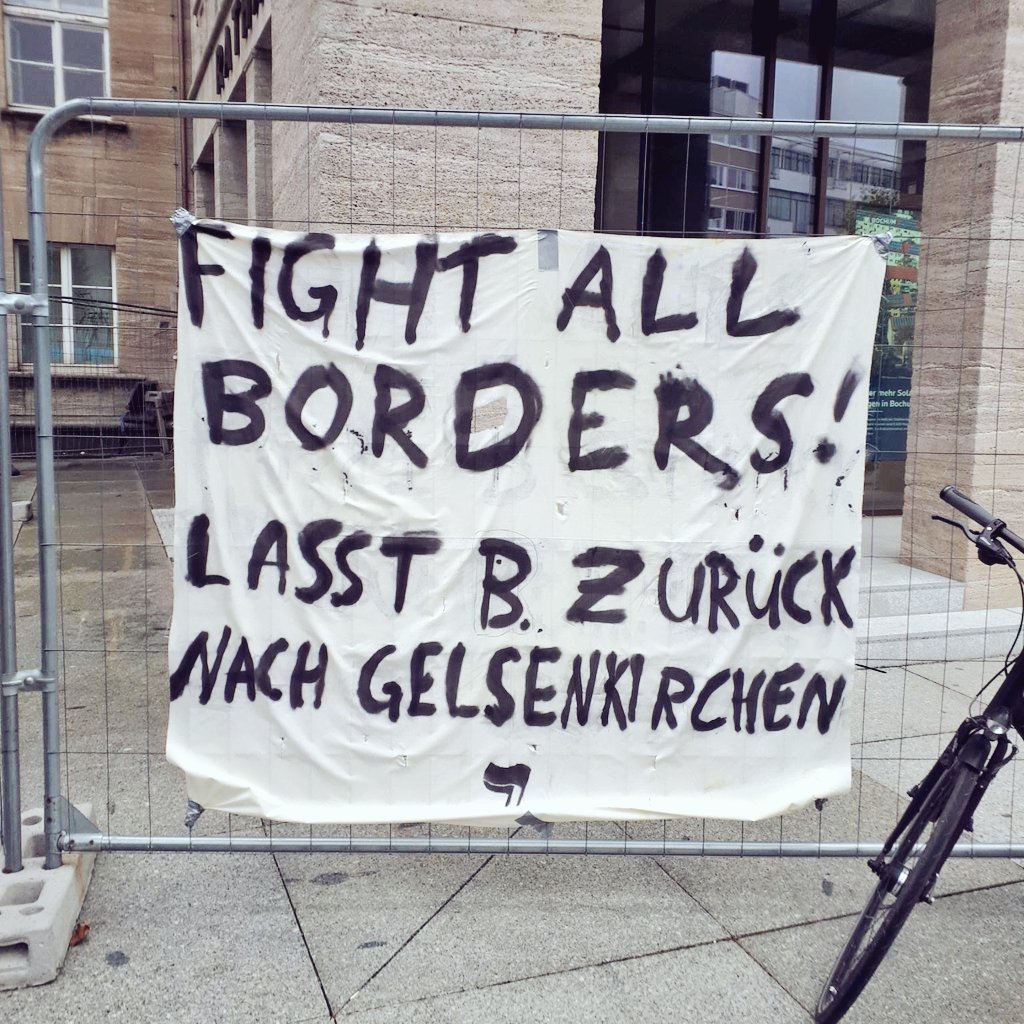 Gestern waren Aktivistis aus Gelsenkirchen in Bochum und haben auf der Kundgebung gegen die Zustände in Afghanistan auf die Situation von B. aufmerksam gemacht, ein junger Aufghane, welcher vor 1 1/2 Jahren aus dem Kirchenasyl gerissen und nach Afghanistan abgeschoben wurde.
1/2