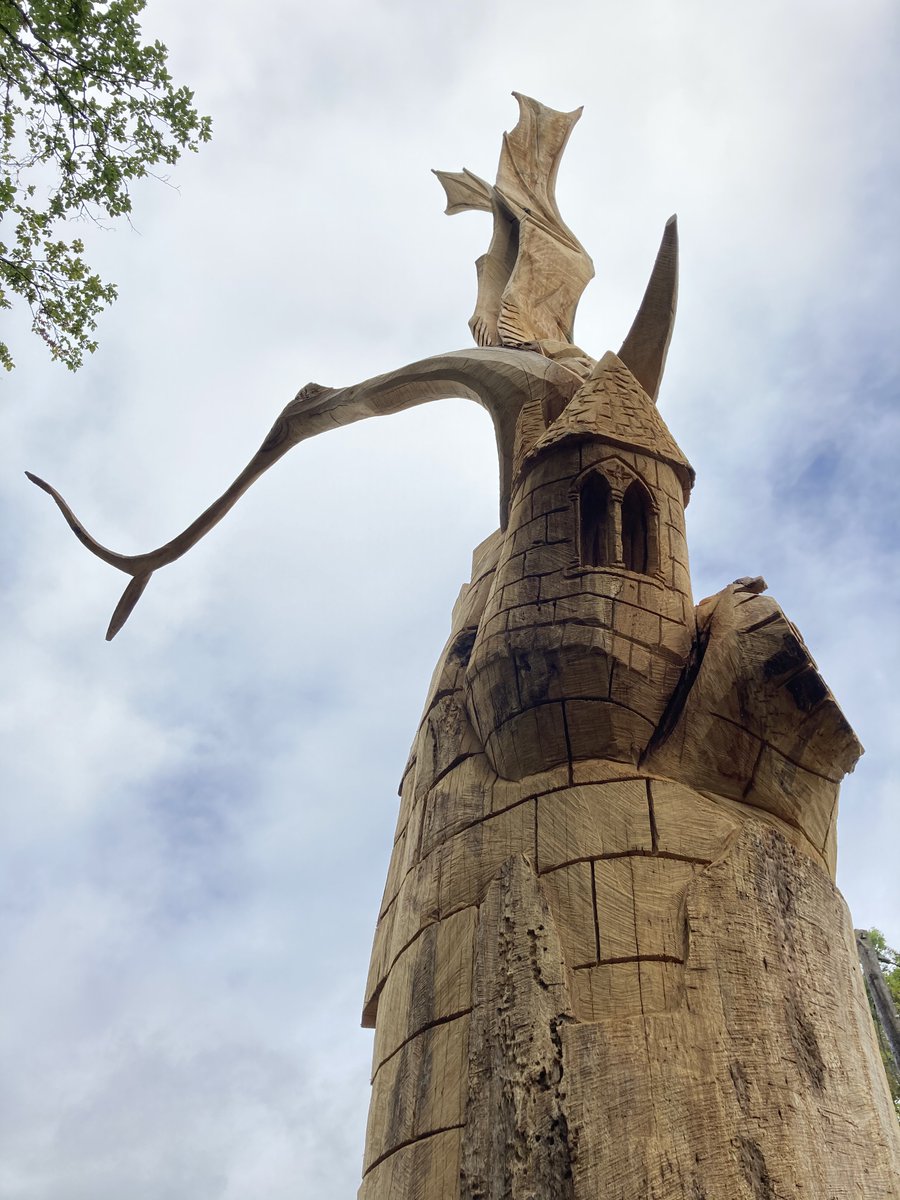 moselle_tv's tweet photo. Cette sculpture de 12m de haut domine désormais l'entrée de #Colmen. Une prouesse artistique et technique pour sauver le vieux chêne malade, âgé de 400 ans, et redécouvrir la légende du village. Reportage complet ce mercredi à 18h dans #MoselleInfo. https://t.co/qRm1iqVljI