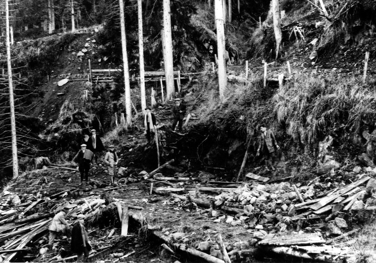 andyblanck1's tweet photo. @masaccio60 one of the 1st things you come across on your way to the battlefield is a 1926 plaque commemorating the young lumberjacks who died as a result of trying to defuse a bomb. 
It destroyed the shack where they had lunch.
#BuseDeOro
#Colbricon https://t.co/hezJqvd1aI