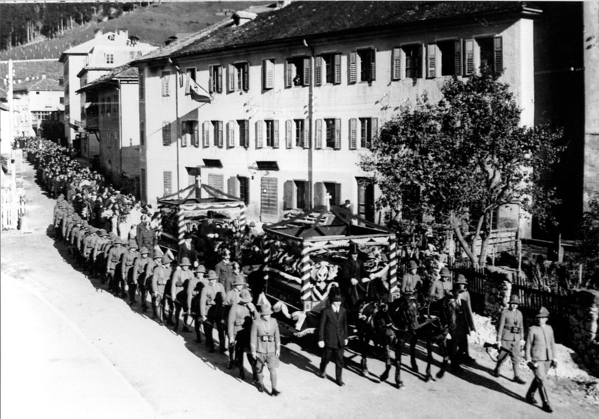 andyblanck1's tweet photo. @masaccio60 one of the 1st things you come across on your way to the battlefield is a 1926 plaque commemorating the young lumberjacks who died as a result of trying to defuse a bomb. 
It destroyed the shack where they had lunch.
#BuseDeOro
#Colbricon https://t.co/hezJqvd1aI