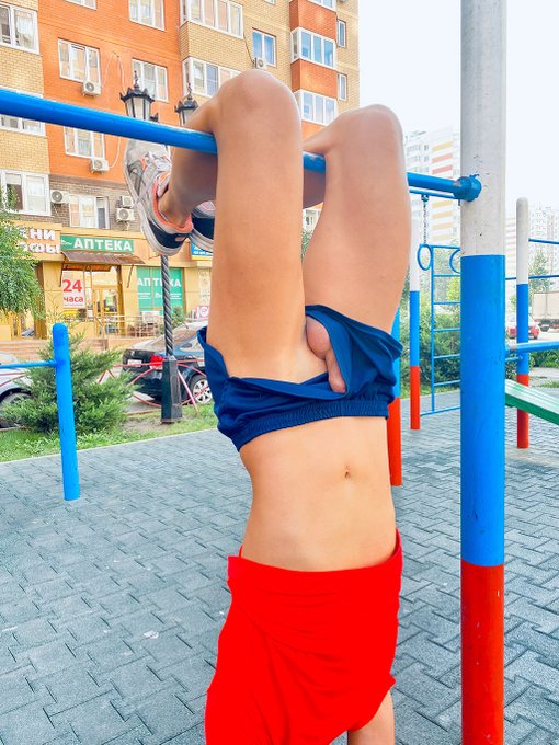 Public workout in the from of few lads #outdoor #public #gay #sport #short #feet #dickflash https://t