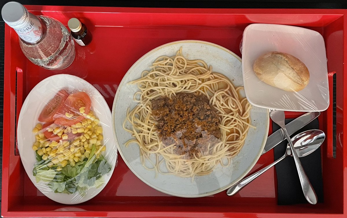 Día 3 en la #carceldeparis . Almuerzo. Siguen la mejoras @hyattcentricsantiago ! La bandeja viene con una alegría: buena vinagreta @lasdoscientas para la ensalada! Spaghetti en su punto,pero el ragú un pelín “aguado”, aún así sabroso. No hizo falta la cucharilla,no había postre😉