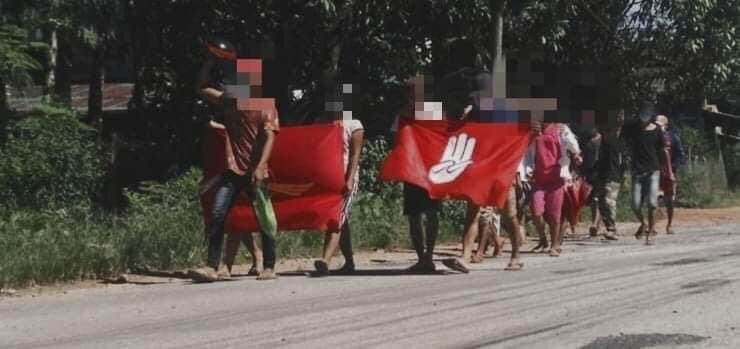 klatpri's tweet photo. Anti-regime protesters from Aut Yebyu village Launglon township marched in the neighborhoods this afternoon to protest against military dictatorship.
SIGN THE PETITION FOR NUG     #WhatsHappeningInMyanmar  #Aug18Coup https://t.co/L63ZFhJMVl