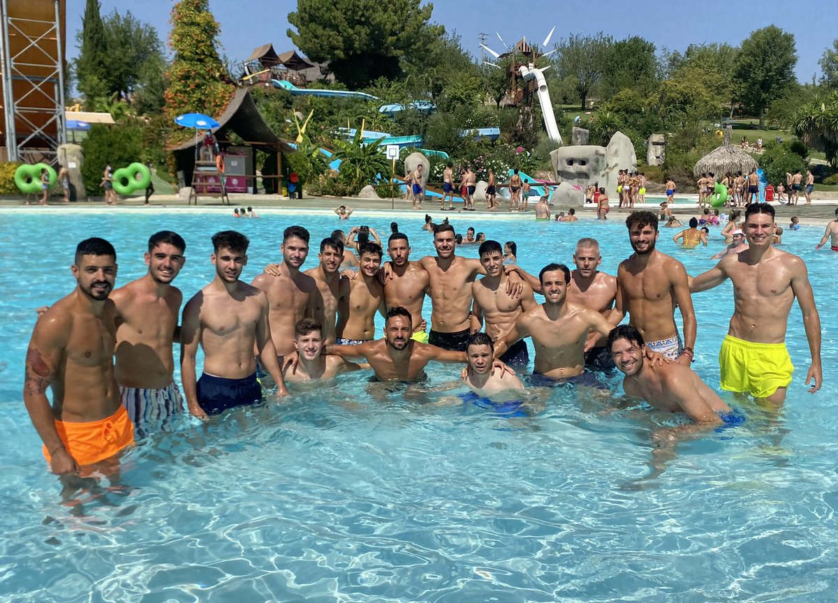 Nuestra primera plantilla disfruta este miércoles de una jornada de convivencia en @AquasierraCor. Excepcional trato el brindado, un año más, por los responsables del recinto situado en Villafranca de Córdoba. #LNFS