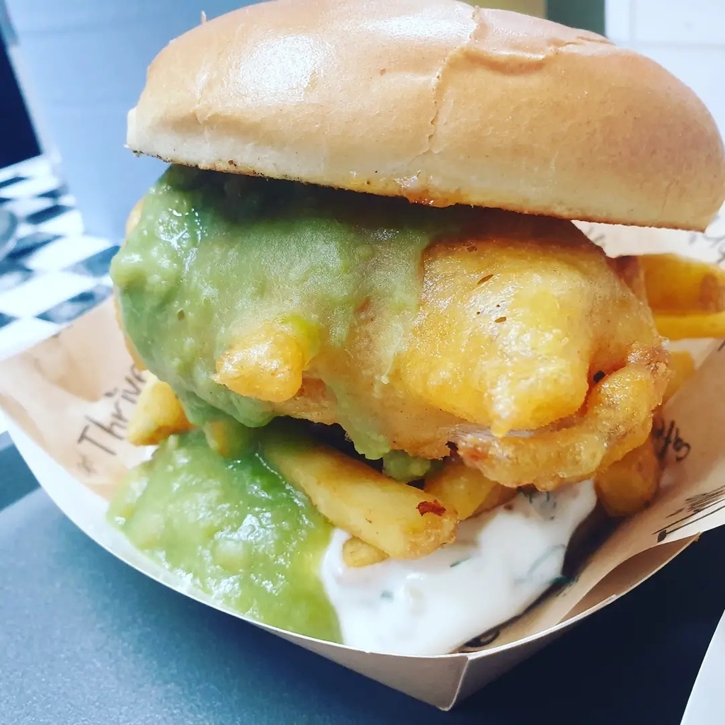 cafe_thrive's tweet image. The 'fish' and chips burger is back! Made with flakey banana blossom in a lightly curried batter and served with lemony tartar style mayo and mushy peas 😋 🐠🐟🐡🦈 #fishfree #vegan #veggie #plantbased #southampton #thrive