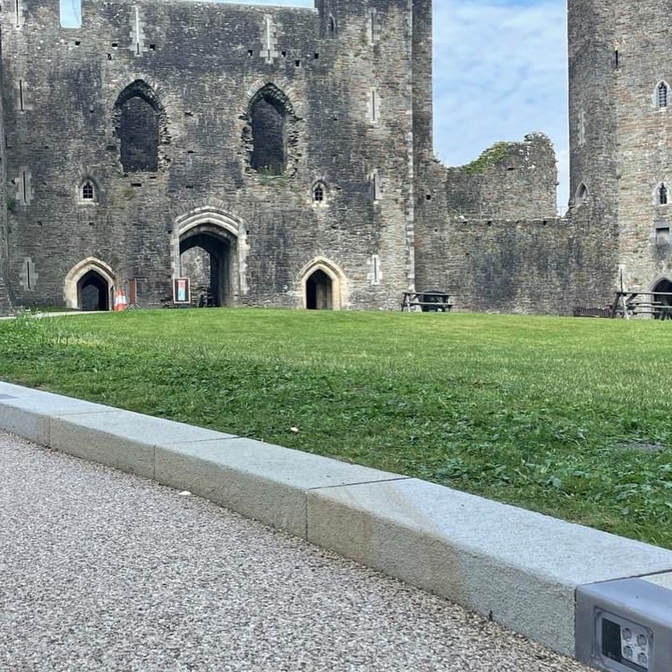 FoDStoneFirms's tweet photo. #CaerphillyCastle:
We supplied mixed colour #pennant paving with a #bushhammered finish, blue pennant #coping, mixed colour #step units with bush hammer to top & front face with royal white granite step nosing supplied by Hardscape and, finally, mixed colour kerbs with bullnose. https://t.co/9IjOEy4vu3