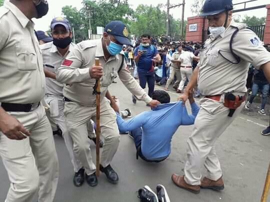 FuchikJulius's tweet photo. मध्य प्रदेश में बेराजगारी दूर करने की मांग लेकर आंदोलित युवाओं पर पुलिस द्वारा लाठी चार्ज करने वाले मामा शर्म करो।
@ChouhanShivraj https://t.co/d4VoJ4zkbc