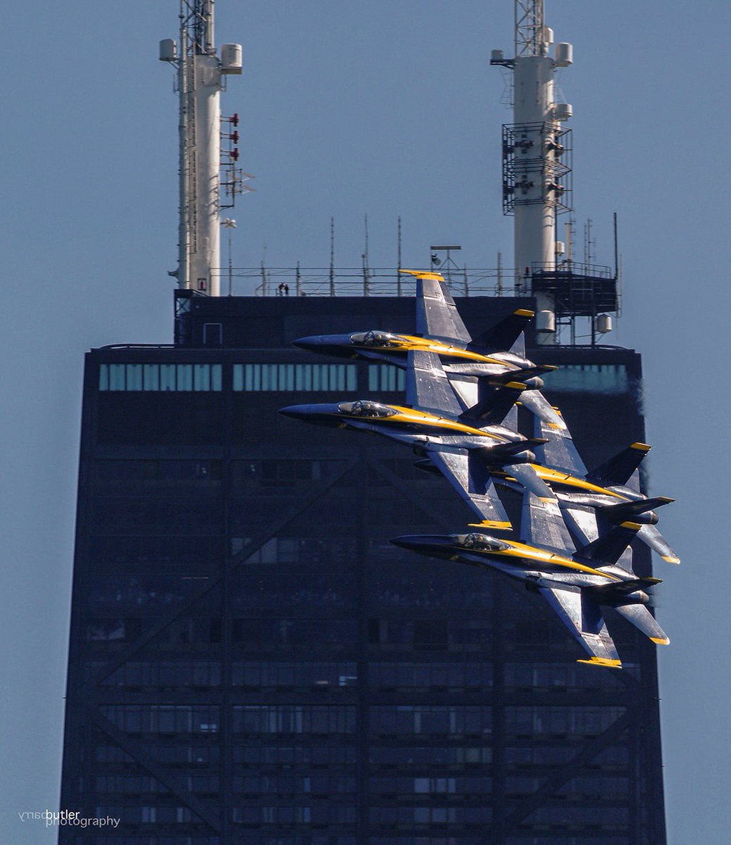 barrybutler9's tweet image. The Return of the Roar. The Blue Angels are back in Chicago this weekend.  #chicago #airshow @USNavy