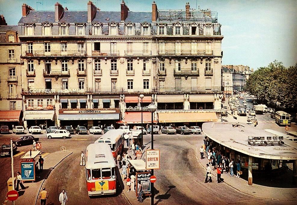 NantesVintage's tweet photo. #Nantes place du Commerce #Bretagne 1973 https://t.co/gVhUFo0iFi