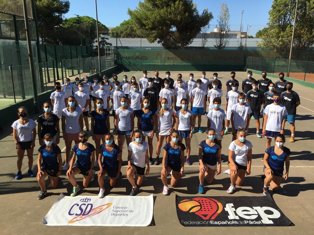 padelfederacion's tweet photo. 📸Comenzó la Concentración de Menores de la FEP en #Barcelona.
🟥 24 jugadores y 24 jugadoras (infantiles, cadetes y junior). 
🟨 Equipo técnico: José Luis Gutiérrez 'Guti', Pablo Loza, Idoia Martín y Oriol Moyés
📍Club Tennis Andrés Gimeno

📝https://t.co/pkCqKyYmXe

#FEP #padel https://t.co/FkZWsHqg10