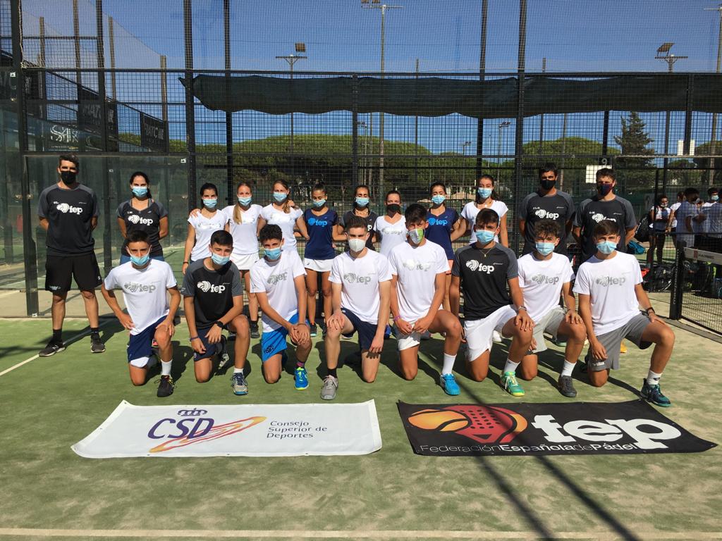 padelfederacion's tweet photo. 📸Comenzó la Concentración de Menores de la FEP en #Barcelona.
🟥 24 jugadores y 24 jugadoras (infantiles, cadetes y junior). 
🟨 Equipo técnico: José Luis Gutiérrez 'Guti', Pablo Loza, Idoia Martín y Oriol Moyés
📍Club Tennis Andrés Gimeno

📝https://t.co/pkCqKyYmXe

#FEP #padel https://t.co/FkZWsHqg10