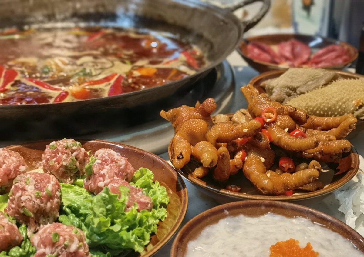 For dinner tonight, come again to taste delicious hot pot